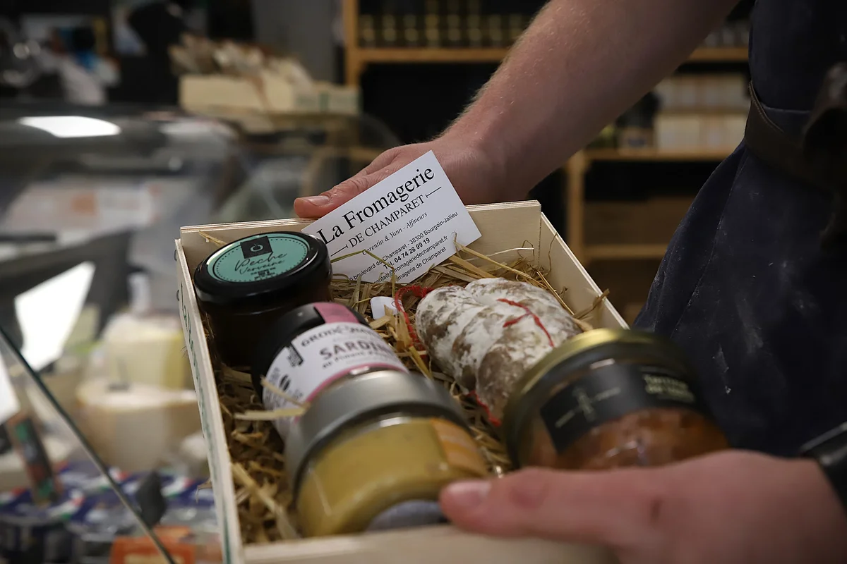 une image de fromage sur une assiette noire.