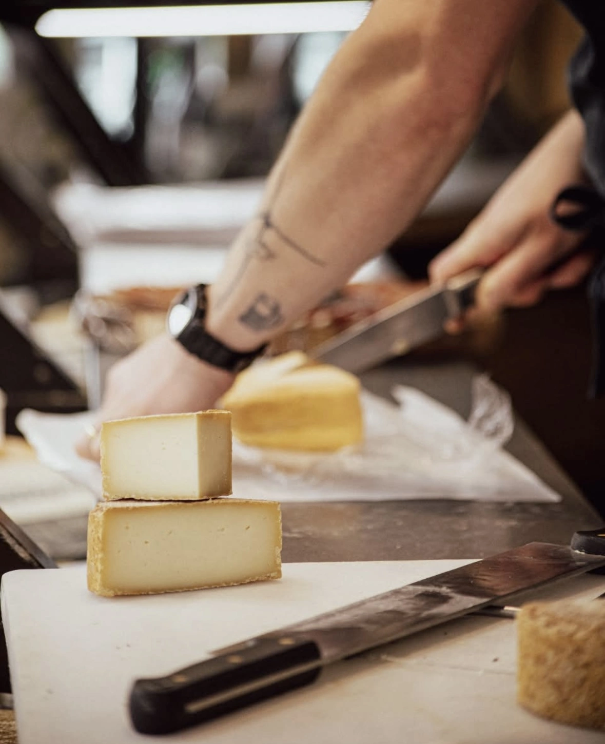 Une image de découpe de fromage Comté.