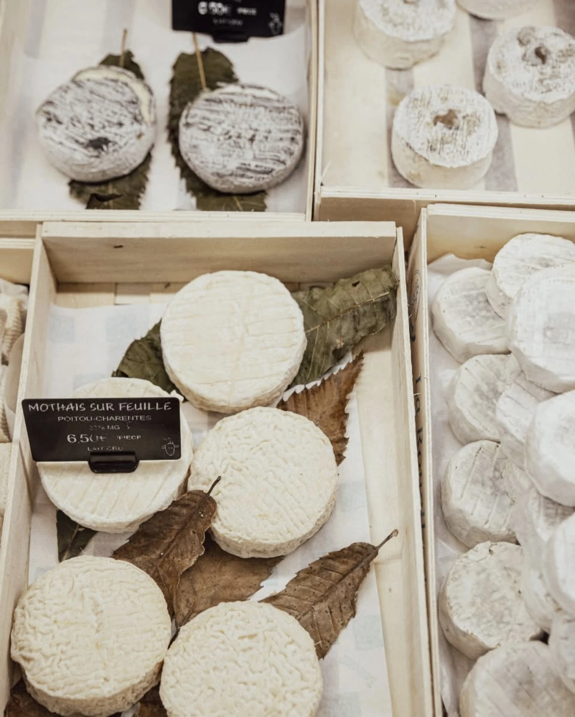 Une image de fromage de vache dans une caissette en bois.